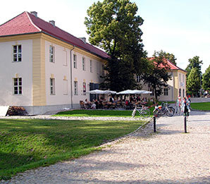 Ehrenhof mit Restaurantterasse